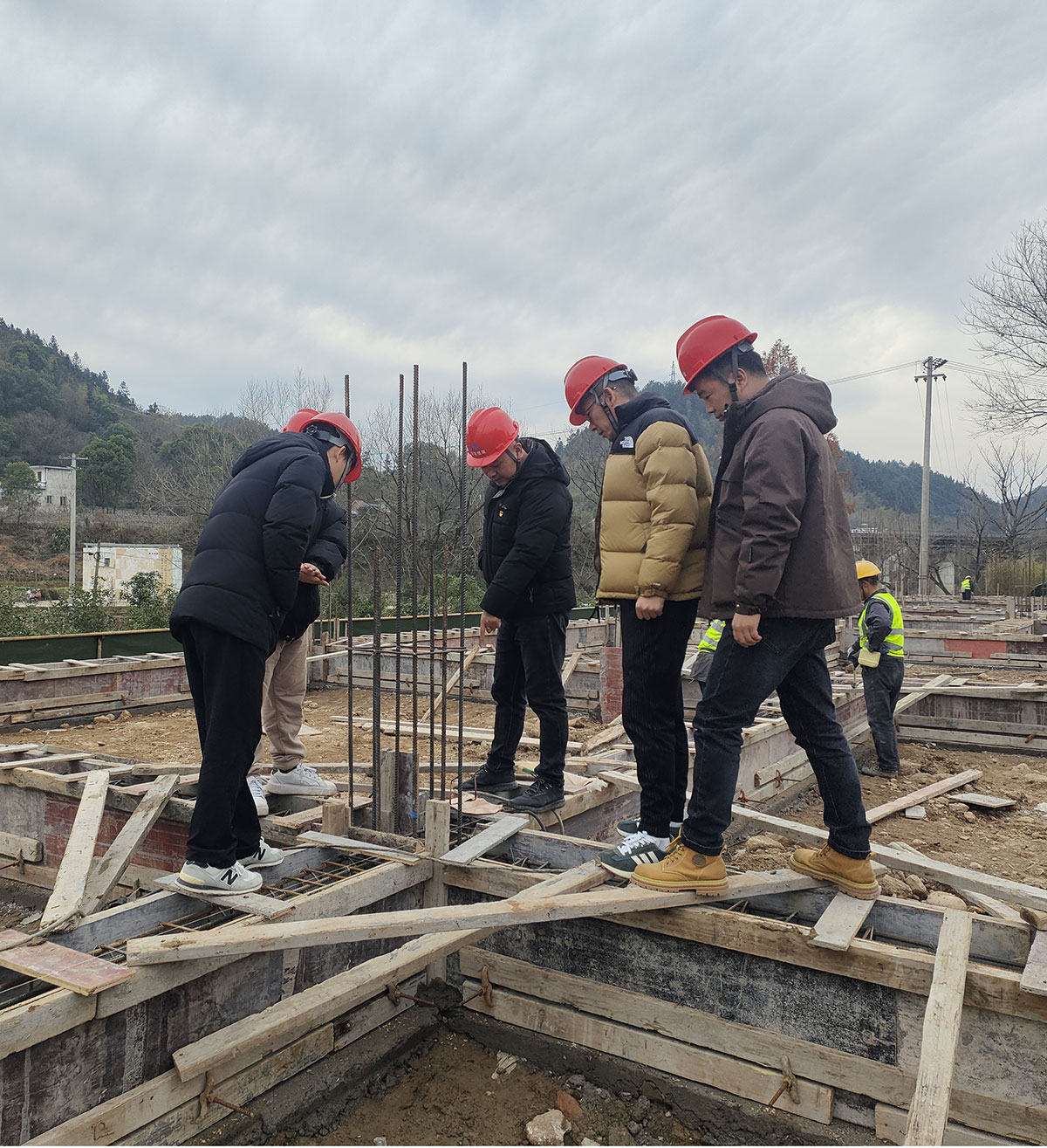 黨建引領(lǐng)進工地，支部聯(lián)動促發(fā)展